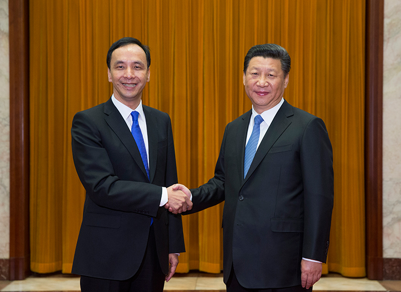2015年5月4日，國民黨主席朱立倫（左）在北京會見中共總書記習近平。圖/取自新華社
