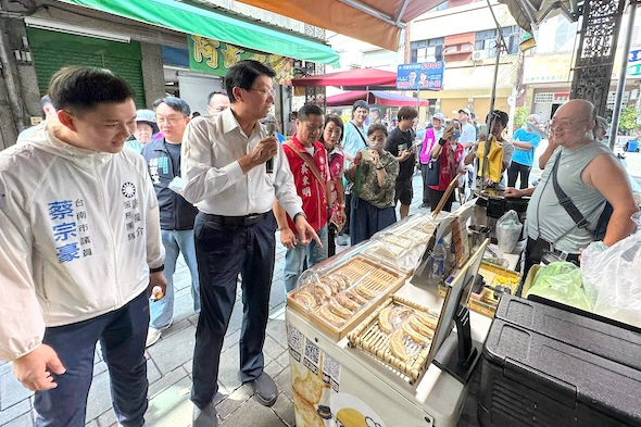 國民黨台南市長參選人謝龍介（前左二）8日與民眾互動。圖/謝龍介競辦提供