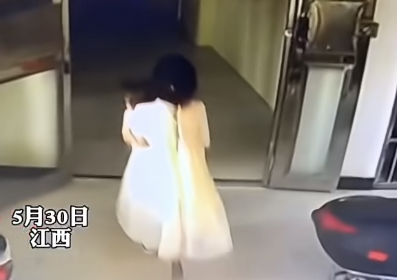 2歲女童被13歲女孩從17樓推下 法律該保護誰？