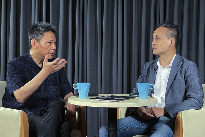 立法委員葉元之（右）應主持人謝寒冰（左）邀請參加「寒梅Talk爆」錄影，他表示國民黨對大罷免的目標是「一席都不能少」。圖/記者梁鴻欣攝 