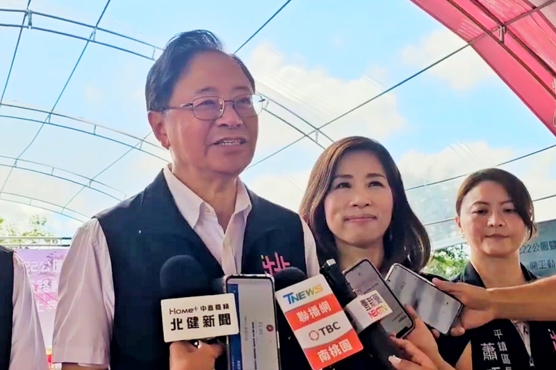  國民黨主席即將改選，桃園市長張善政（左）被點名為人選之一，他11日接受媒體聯訪表示，就國民黨來說，現在最重要的工作是將23日的反罷免，還有核三重啟公投先做好，這是當務之急，其他事情以後再講。圖／中央社
