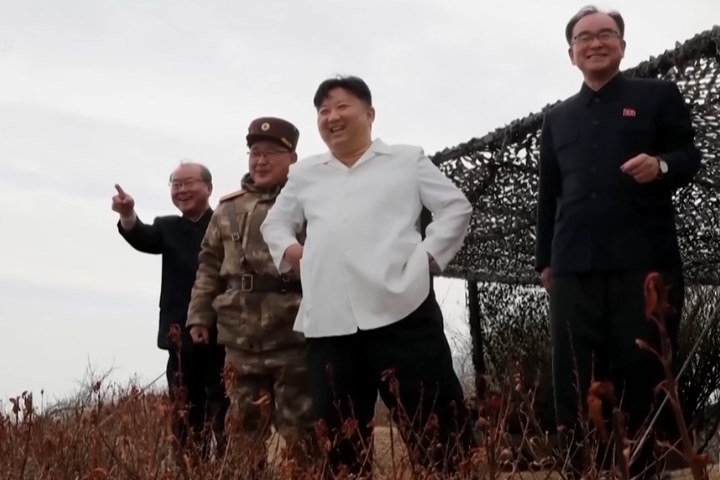 圖為北韓領導人金正恩(右2)今年4月觀看飛彈發射。圖/取自DRM News YT頻道