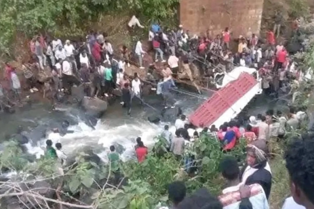 滿載民眾的卡車墜河，已造成71人死亡。圖/取自錫達馬地區衛生局在《臉書》官方粉專