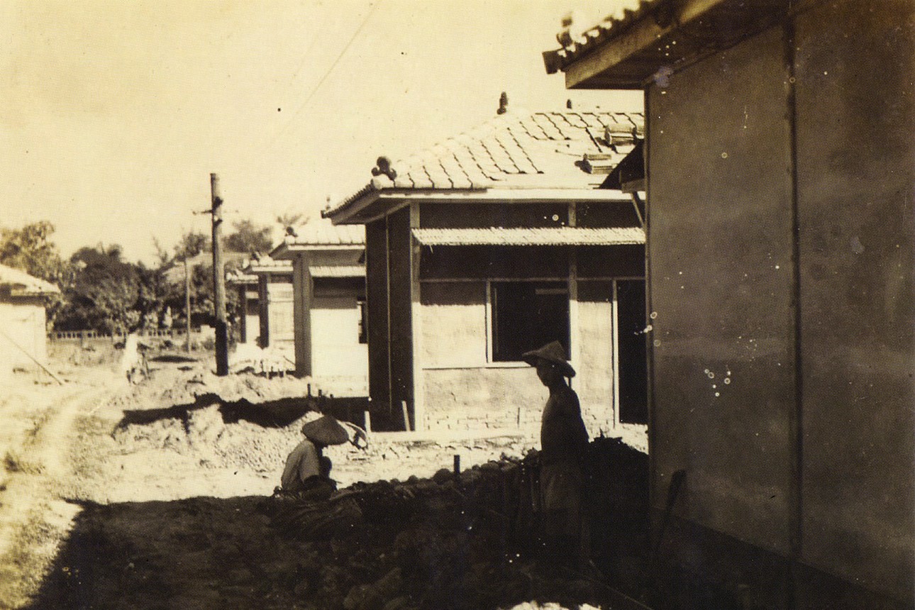 1950年代大批國軍官眷遷台，為解決其居住問題，當時台灣興建了800多個僅供軍眷居住的「眷村」。圖為嘉義眷村房舍結構。圖/取自國家文化記憶庫