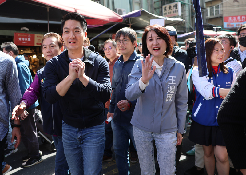 總統大選後，包括台大教授左正東在內諸多學者今提出倡議，要求國民黨四大開放主張，如實現青年接棒等。圖為國民黨中生代蔣萬安、王鴻薇等人在年貨大街拜早年。圖/中央社