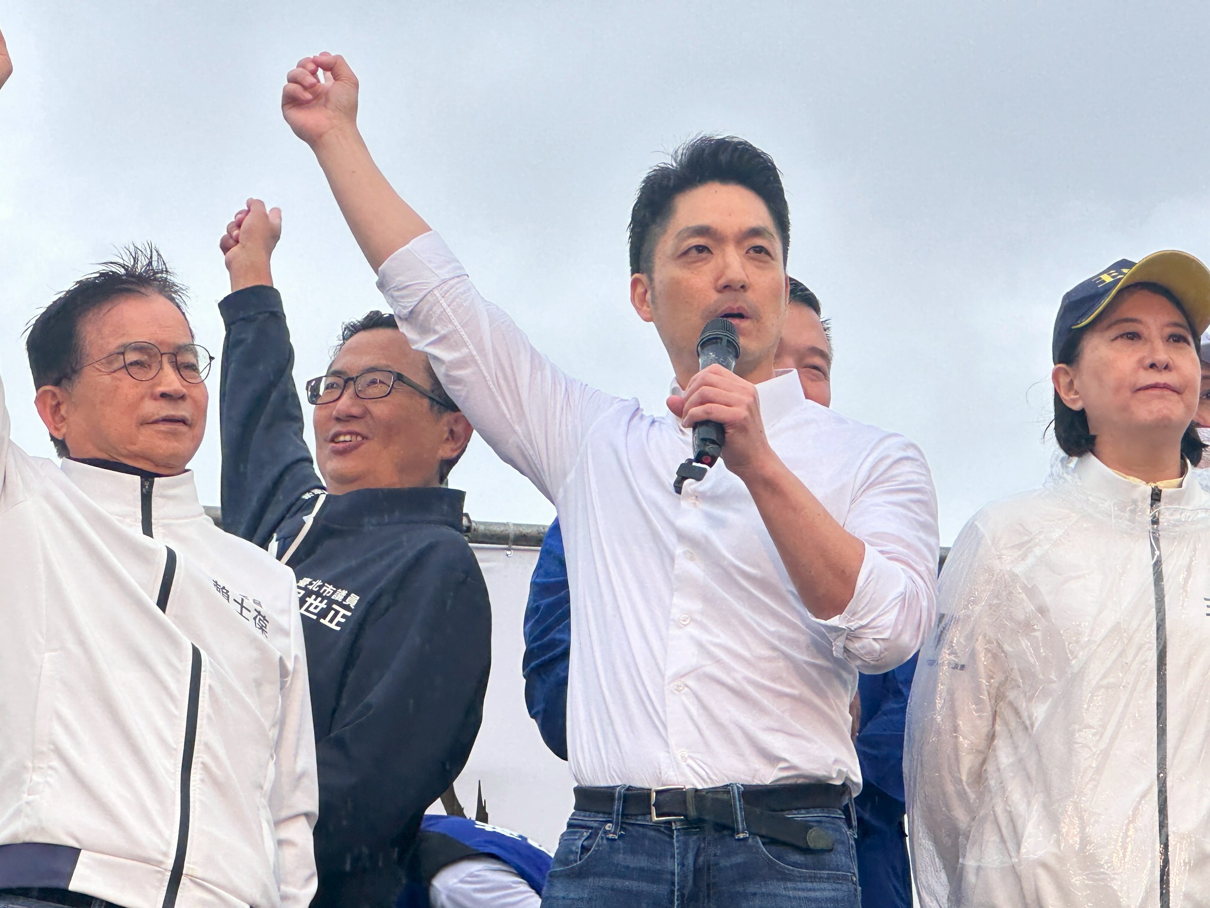 台北市長蔣萬安26日出席凱道「反綠共、戰獨裁」活動時，批民進黨搞全面的大罷免，「選輸就翻桌」。圖/記者陳思豪攝