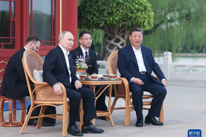 抗美聯盟？俄羅斯總統普丁（左）雖每年多次與大陸國家主席習近平會面，但美「中國軍力報告」認為，中俄間仍存互相猜疑，因此限制了彼此的深度合作。圖為去年5月普丁訪北京，與習近平在中南海喝茶。圖／取自新華社