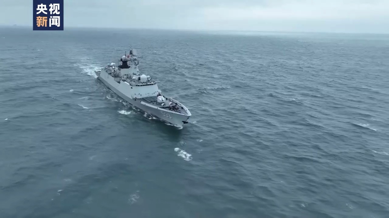 中共解放軍東部戰區展開演習後，各艦按計劃抵目標海域，迅速展開戰鬥部署，主副炮、導彈等武備系統隨時做好打擊準備。圖/取自央視