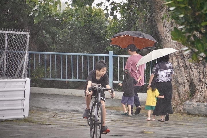 鳳凰海陸警報解除　水氣仍多各地仍可能降下大雨