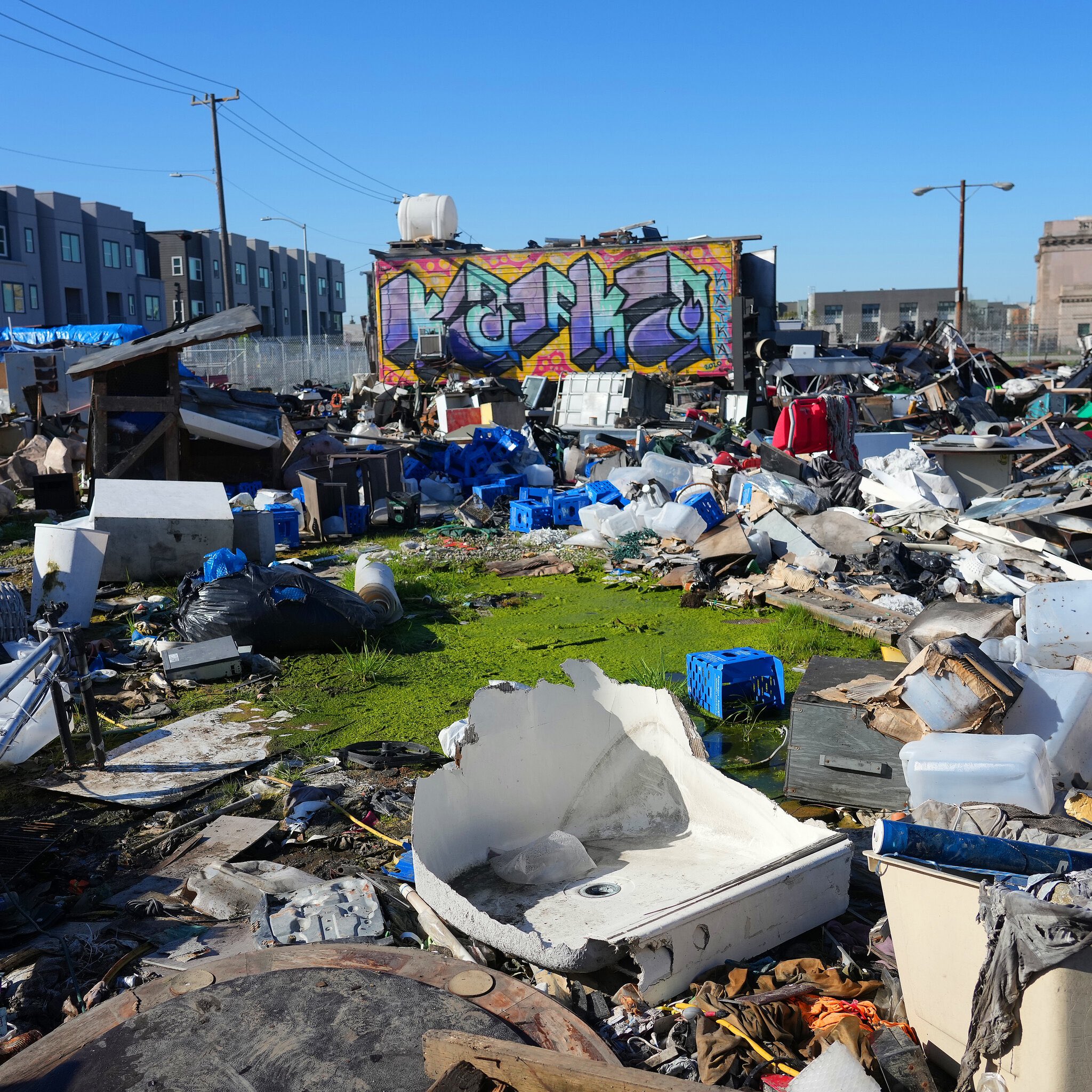 美加州流浪漢太多，加州州政府去年已命令掃除許多有礙市容的帳帳，圖為其中之一。圖／取自Open Source Intel X