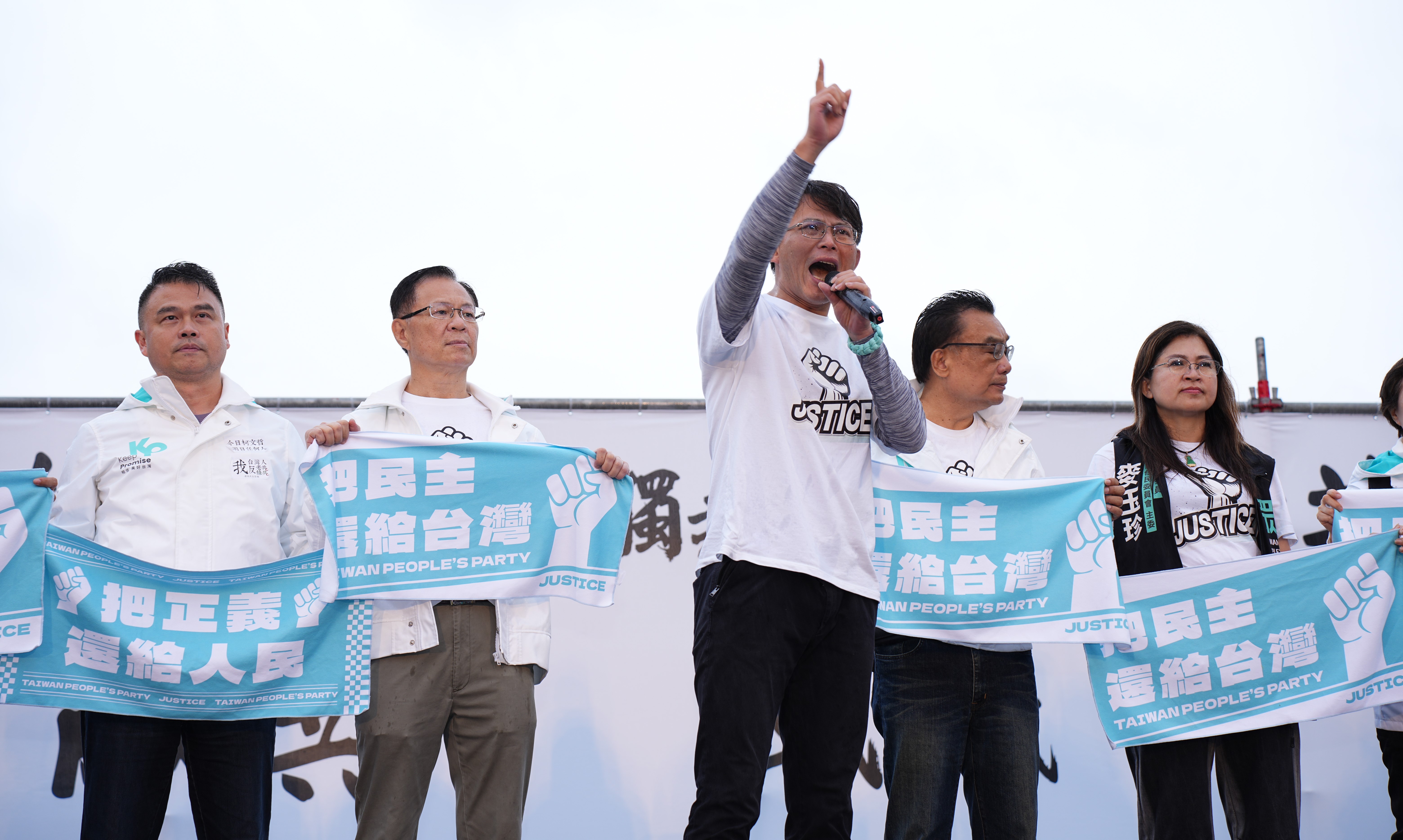 藍白兩黨26日在凱道舉行「反綠共、戰獨裁」集會，民眾黨主席黃國昌（前中）痛批賴總統仍以「抹紅技倆」對抗人民的怒吼。圖/陳思豪攝