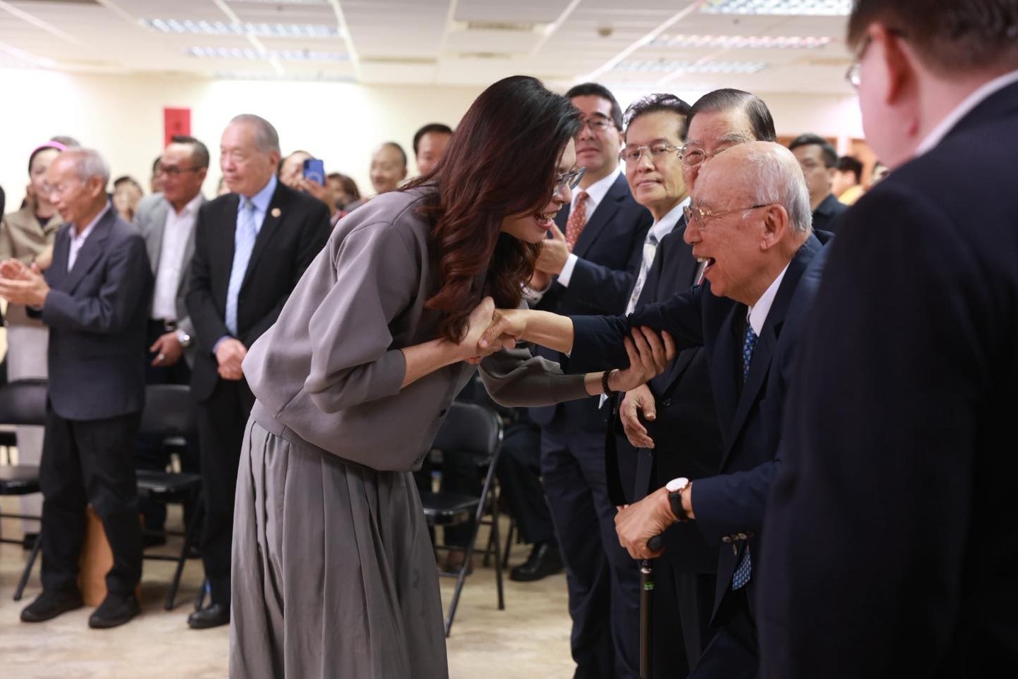 20260223國民黨主席鄭麗文(中)23日於新春團拜中與國民黨前主席吳伯雄(右)互動。圖/取自國民黨發言人江怡臻臉書