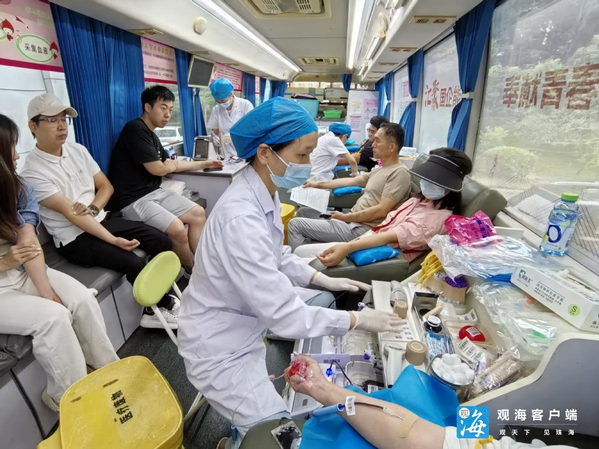 大陸廣東珠海發生體育中心車撞人事件後，不少市民自發到捐血站。圖/取自珠海網