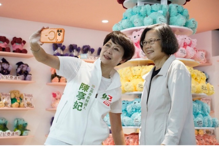 前總統蔡英文（右）與民進黨台南市長參選人陳亭妃玩自拍。圖/陳亭妃競總提供