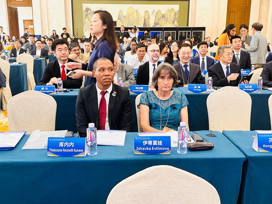圖為庫內內(前左)前往北京出席會議。圖/取自觀察者網