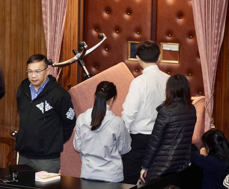 民進黨團13日一早占領主席台欲杯葛議事。圖為民進黨立委用椅子將議場後方入口堵住。圖/中央社