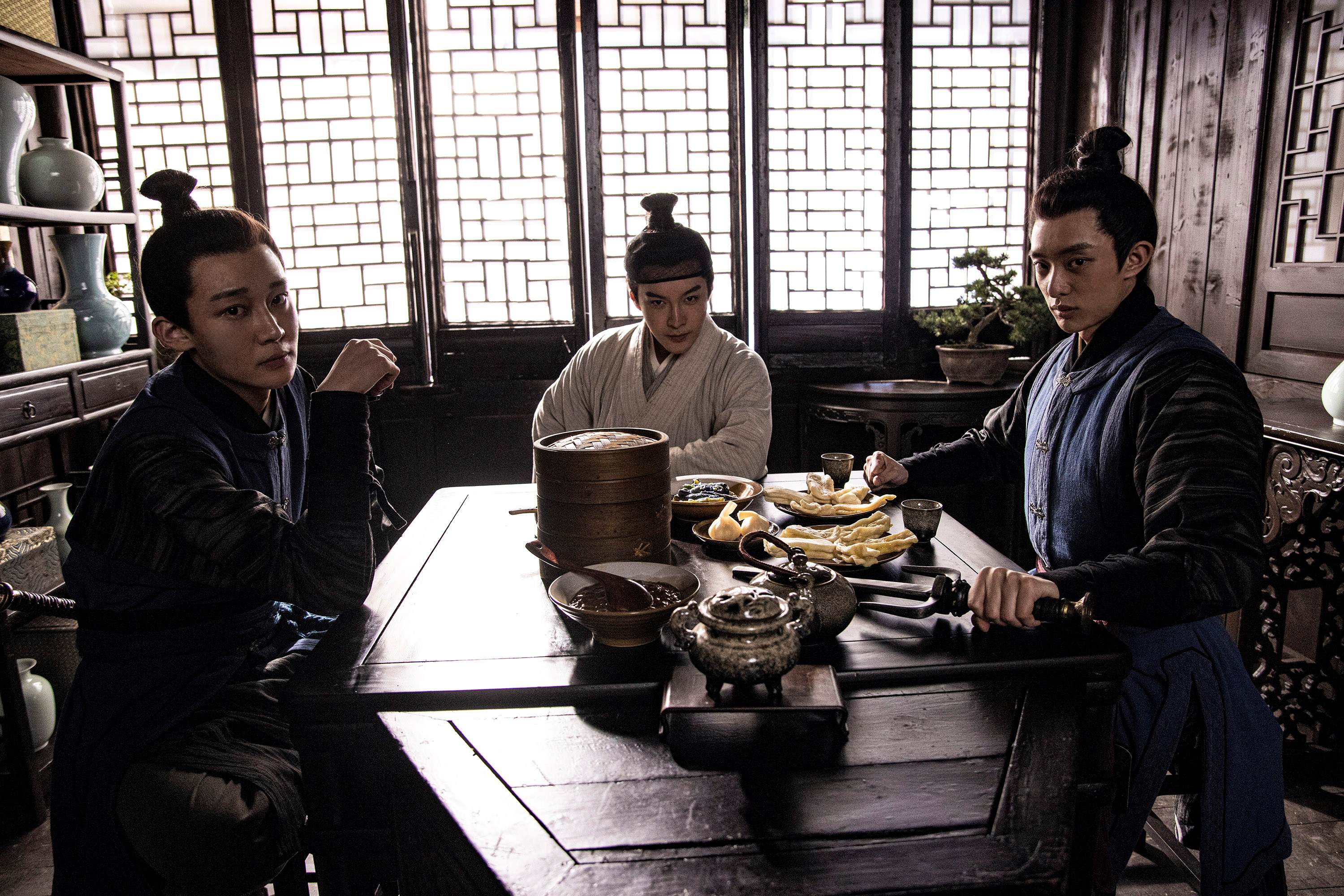 《繁城之下》曲三更由白宇帆（右）飾演、鳳可追由張昊唯（中）飾演，高士聰由劉怡潼（左）飾演。圖/緯來育樂台提供
