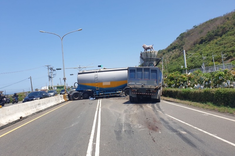 一輛砂石車因不明原因撞上正在停等紅燈的油罐車，導致連環追撞事故。圖/中央社
