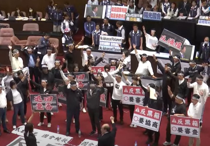在民進黨團抗議下，立院二讀通過有「藐視國會罪」之稱的《立法院職權行使法》第25條修正案。圖/林睿康攝