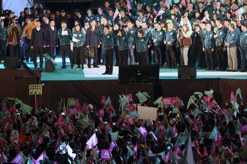 民進黨12日晚間在新北市板橋區舉辦選前之夜大型造勢活動,總統蔡英文(台上前中)與黨籍正副總統候選人賴清德(台上前左)、蕭美琴(台上前右)攜手向選民喊話,現場群情沸騰。圖/中央社
