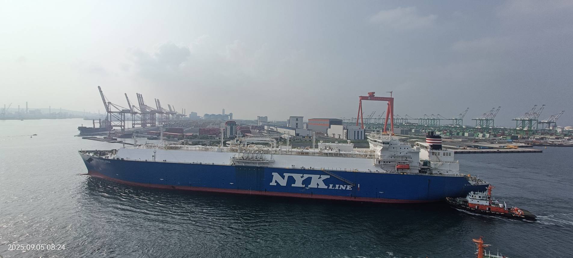 圖為日本郵船株式會社（NYK Line ）9月駛經高雄港，博明認為北京若要求國際航空公司須獲批准才能駛往台灣，對台必造成衝擊。圖／取自臺灣港務股份有限公司高雄港務分公司 臉書