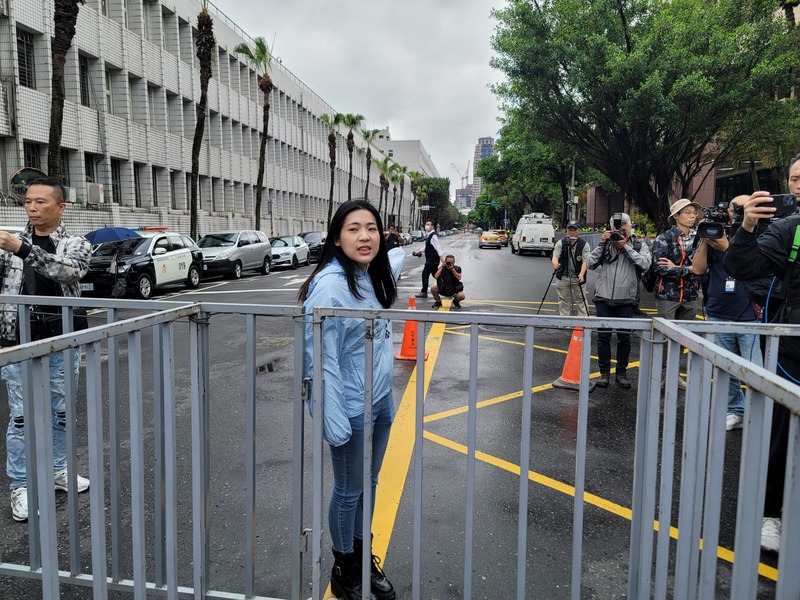 國民黨立委徐巧芯成功衝入警方架設的管制區內。圖/中央社