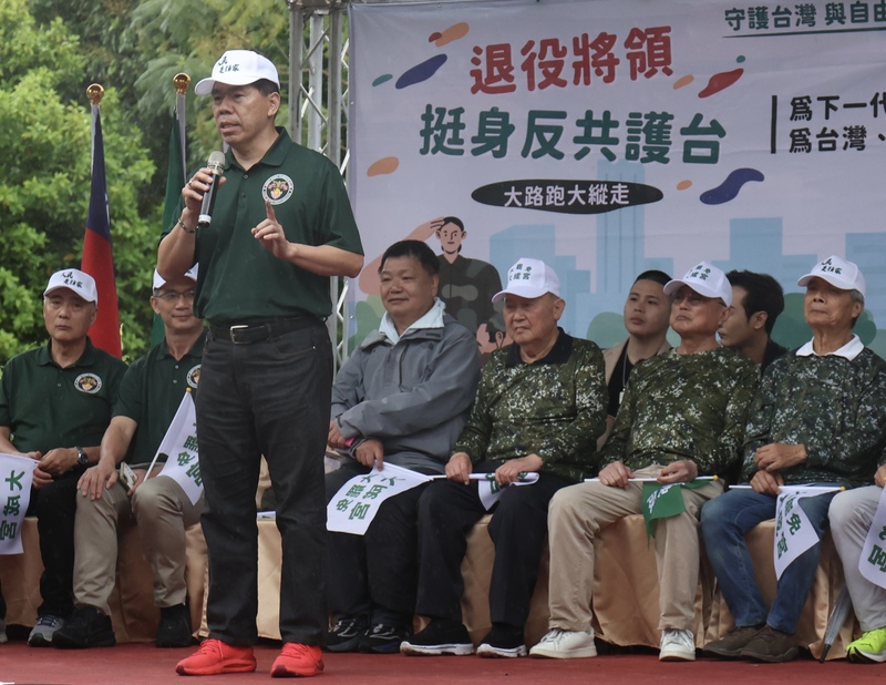 退休將領徐柏岳(前)喊出「我綠共我驕傲」，讓在野黨立委無法理解。圖為徐柏岳10日參加「退役將領挺身反共護台－大路跑大縱走」新北場。圖/中央社