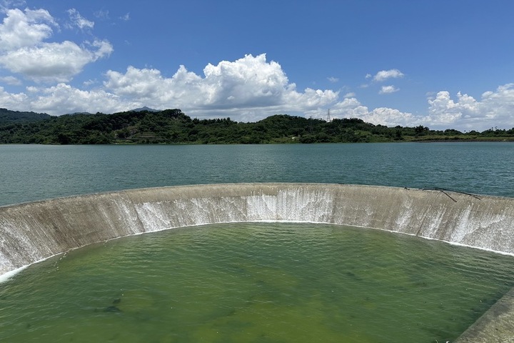 【有片】連續降雨進帳湖山水庫滿水溢流　年底前雲林用水無虞