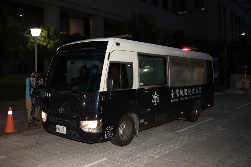 前桃園市長鄭文燦遭疑涉貪案，桃園地方法院11日下午第3度開羈押庭審理，法官在傍晚裁定收押禁見，鄭文燦準備由桃院警備車解送至桃園看守所。 圖/中央社