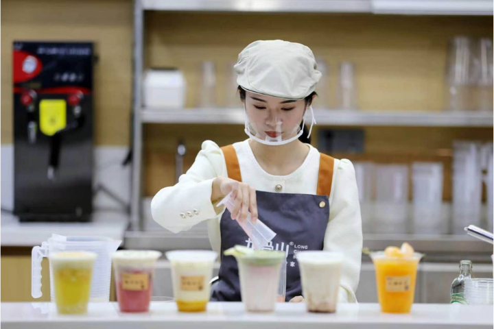 位於四川省樂山市的茶葉公司內，研發人員正在製作新茶飲。圖／中新社發 李華時攝