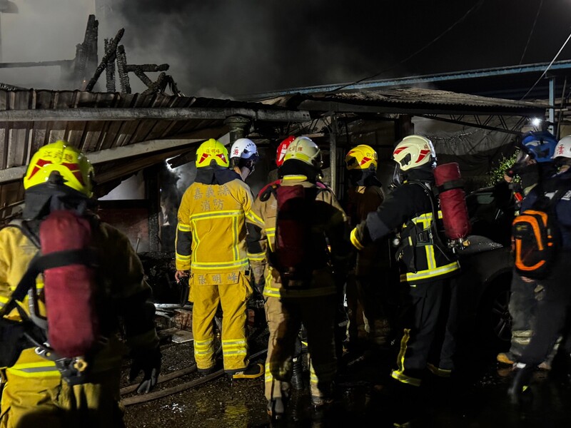 消防人員挺入火場搶救受困者，但受困的母子3人仍不幸罹難。圖/中央社