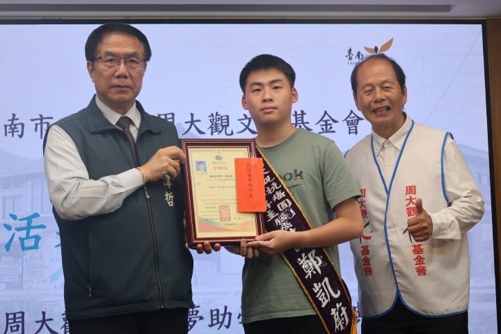 腦癌特教師鄭凱蔚(中)出席接受生命鬥士獎。圖/周大觀文教基金會提供