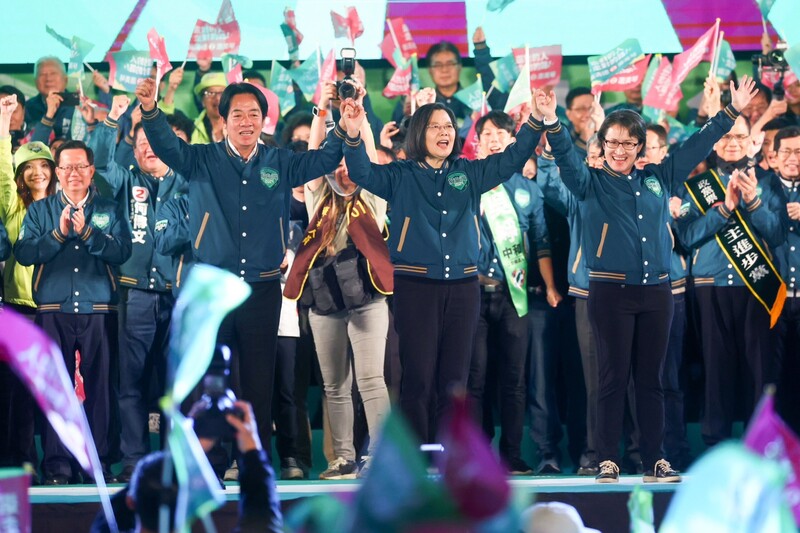 總統蔡英文(前中)12日晚間現身民進黨選前之夜造勢晚會,為黨籍正副總統候選人賴清德(前左)、蕭美琴(前右)催票,呼籲選民一定要選對的人。圖/中央社