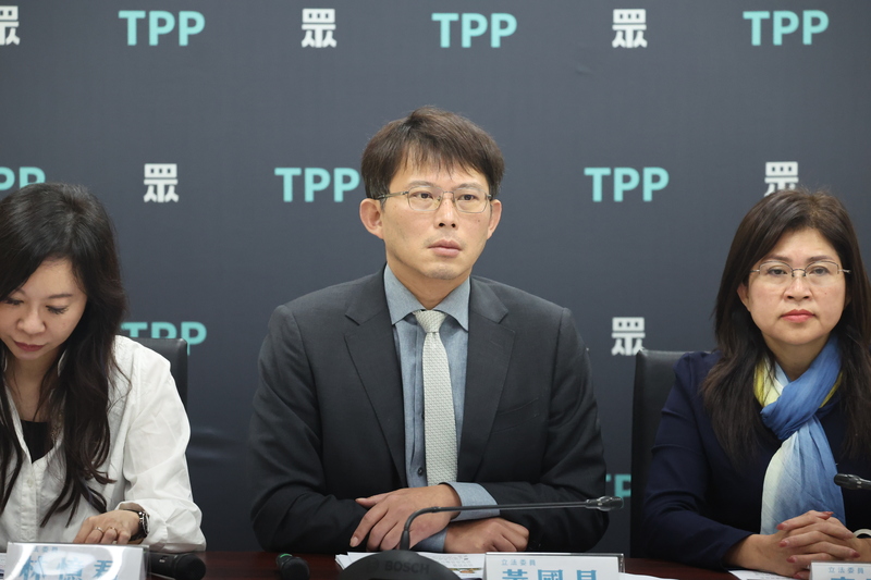 民眾黨1日下午召開中央委員擴大會議，柯文哲在會中辭黨主席，並推舉立委黃國昌代理，獲得除黃國昌之外的14名中央委員全票同意。圖/中央社