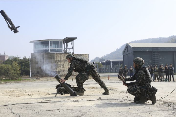 海軍29日首度公開實彈發射勁蜂1型攻擊型無人機,其中1架無人機發射後直接墜入沙灘,之後再補射1架無人機。圖為再次射出的無人機。圖/中央社