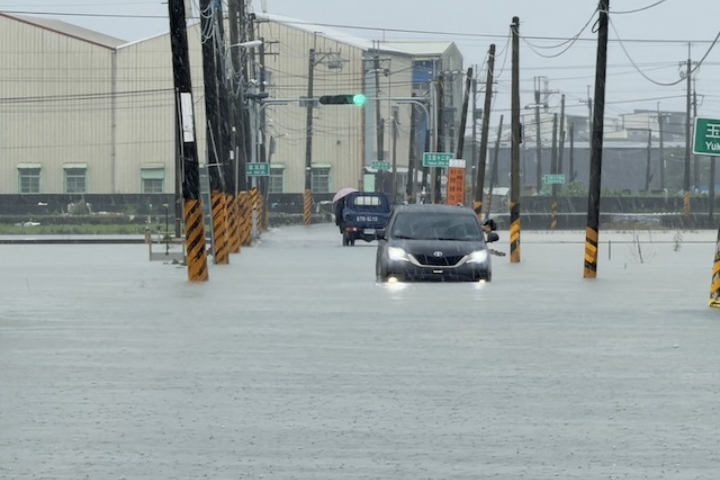 勘災遇暴雨受困！柯志恩從車窗爬出脫困　韓國瑜、陳其邁齊送關心