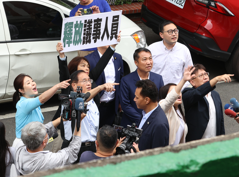 立法院內政委員會4日排審《公職人員選舉罷免法》修正草案，最後議事人員遭民進黨團鎖在會議室導致流會，國民黨立委則齊聚紅樓202會議室樓下，呼籲民進黨立委釋放議事人員。圖/中央社