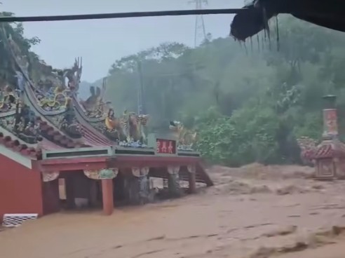 金山長興宮又因7日上午大雨二度被泥水淹沒,圖為10月4日長興宮被大水滅頂。圖/取自記者爆料網