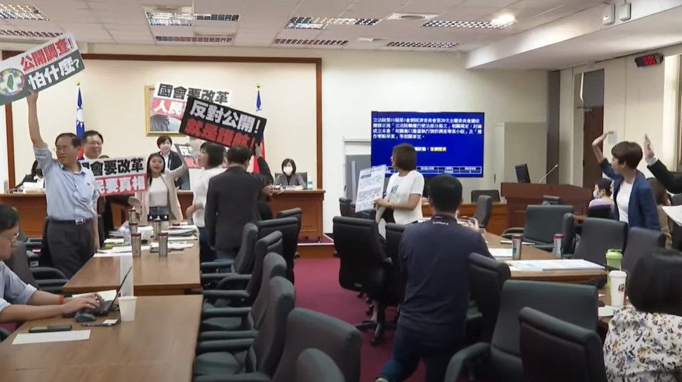 進口雞蛋爭議疑點未明，立院經濟委員會成立調查專案小組，綠委退席抗議。圖/林睿康攝