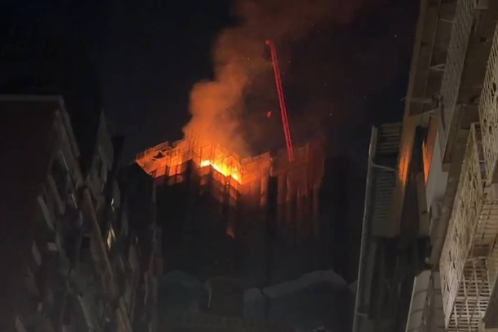 高雄鼓山豪宅工地凌晨火警　高樓頂層陷火海幸無傷亡
