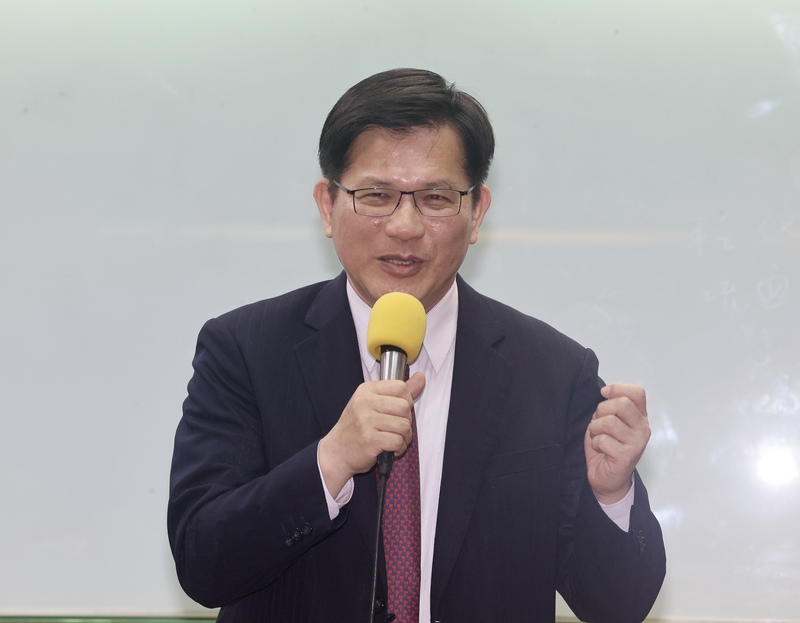 外交部長林佳龍21日稱藍白刪預算恐導致民眾10月領不到護照，藍委怒批是外交部自己備貨不足，招標太少，既然如此就應該趕緊招標、趕快印，別再擺爛造謠。圖/中央社