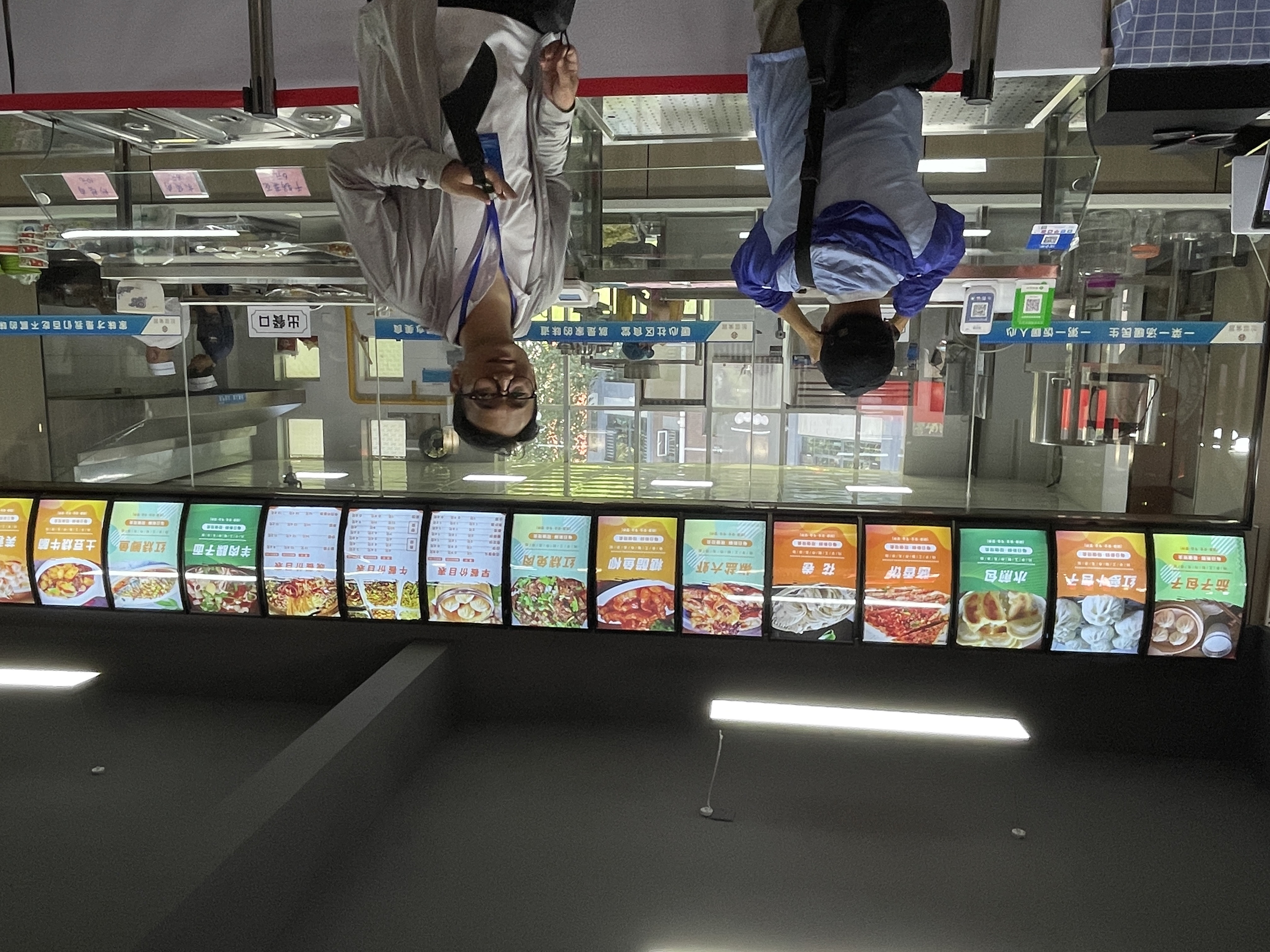 超市、快遞站、按摩、老人居家清潔，不出社區大門就可以滿足生活所需。圖／陳素貞攝
