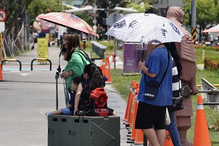 多雲到晴高溫炎熱　雨區縮小午後留意局部雷陣雨