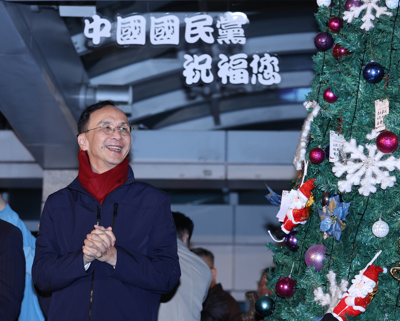 國民黨主席朱立倫今（14日）扎評民進黨阻礙兩岸交流，傷害兩岸互信。圖為朱立倫11日晚間在中央黨部前廣場舉行耶誕點燈活動。圖／中央社