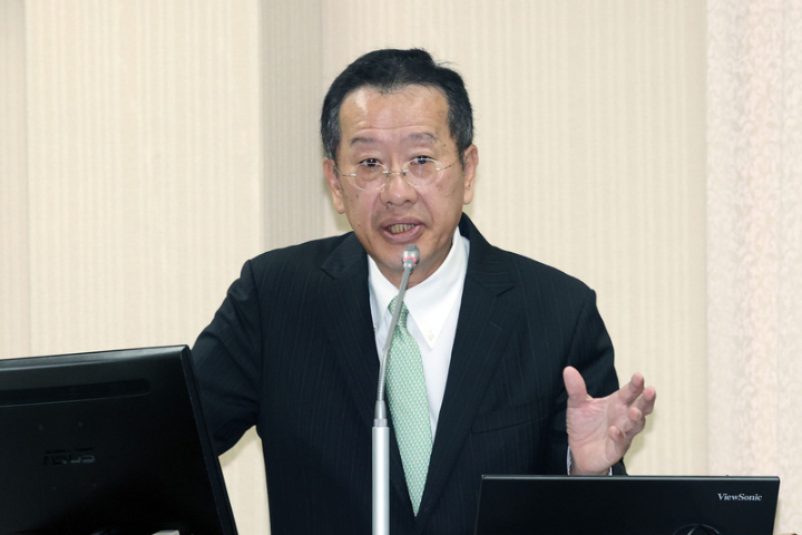 國防部長顧立雄25日赴立院外交及國防委員會報告採購無人機之「獵鴞專案」。 圖／中央社