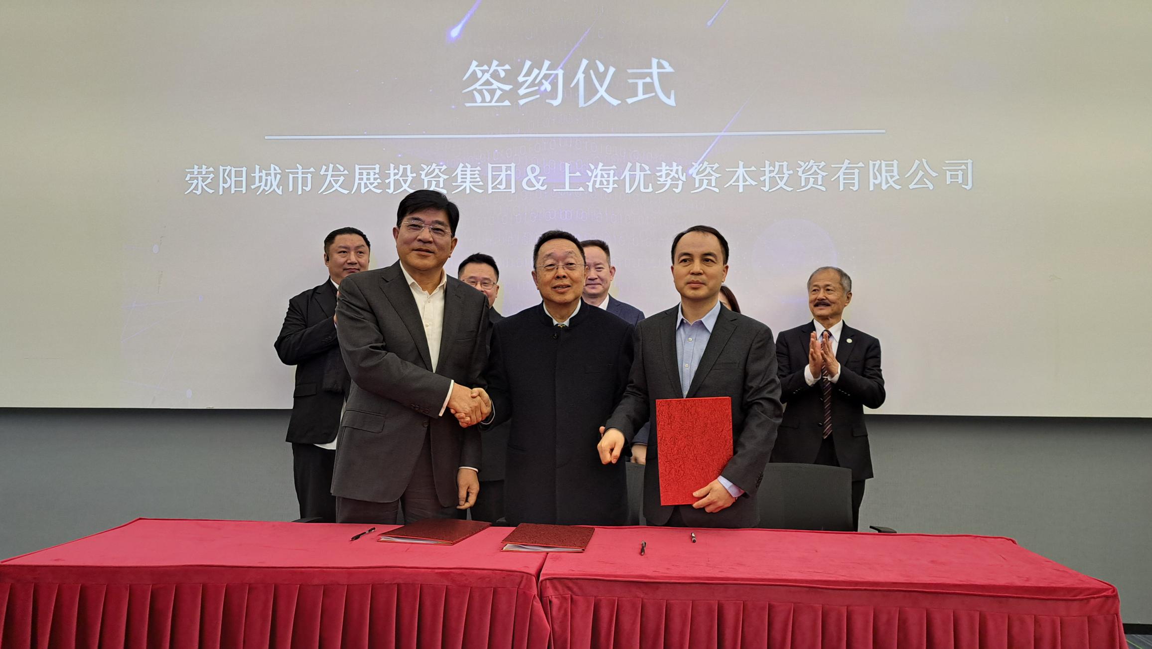 台灣大健康產業聯盟協會理事長王國安（中）與大陸地方政府、投資公司簽約組建兩岸大健康產業園。圖/梅花新聞網