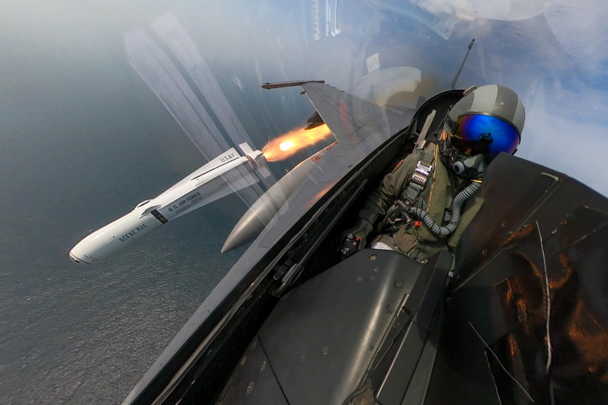 共軍「聯合戰備警巡」力道加大，國防部監控共機距台北約41浬。圖為空軍F-16V實施空對面實彈投擲訓練。取自國防部發言人