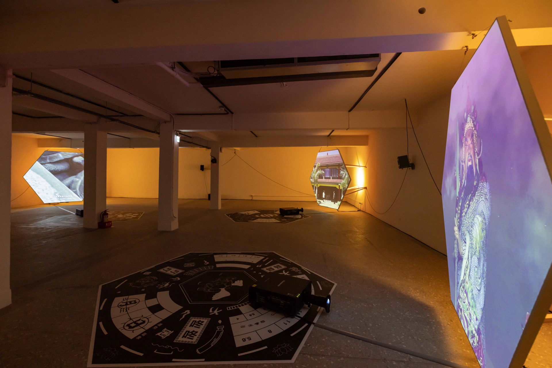 致穎作品《鏈結》. 圖/洪建全基金會提供，汪正翔攝影,
