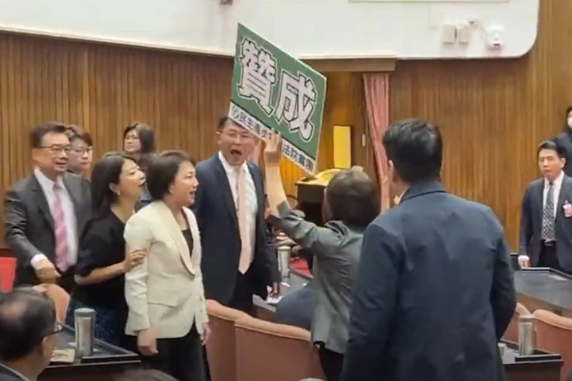 立院表決民進黨版「國會性平法案」出現插曲，民眾黨立委黃國昌咆哮民進黨立委范雲「欠你嗎？」圖/葉元之攝