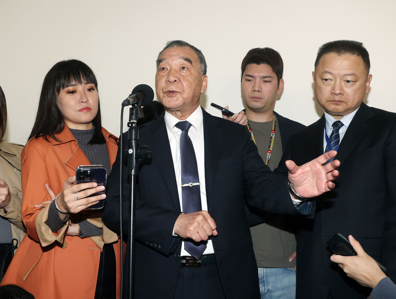 國防部長邱國正任職國安局的兒子被媒體爆料涉召妓，邱國正請辭獲慰留。圖/中央社
